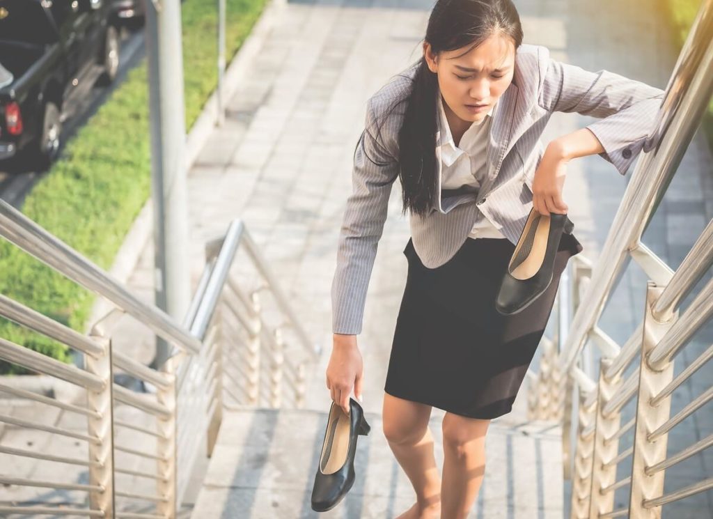 Je m'essouffle en montant les escaliers : est-ce normal ?